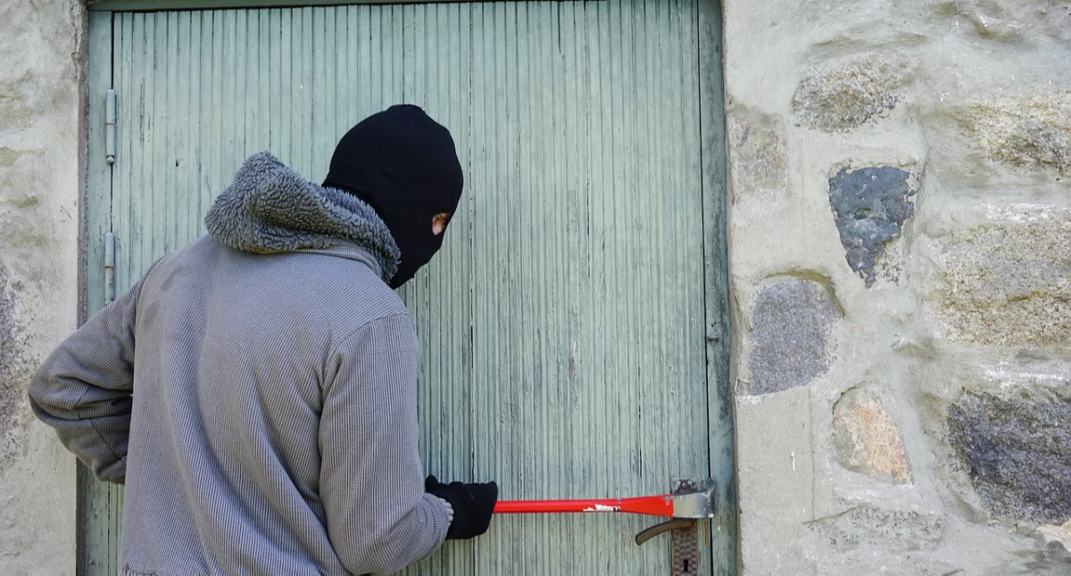 Komunikaty policji ostrzeżenia, Kradzieże powiecie żywieckim zabezpieczeń ułatwia zadanie złodziejom - zdjęcie, fotografia