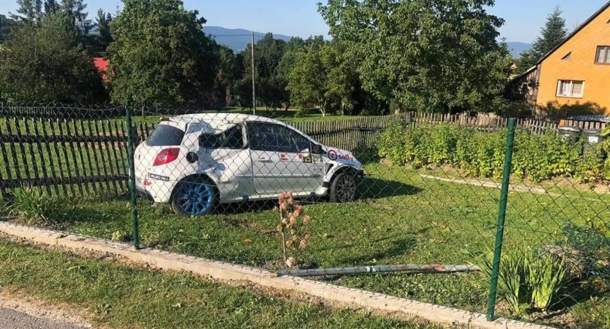 Wypadki drogowe , Zdarzenie drogowe Ostrem interwencja służb ratunkowych - zdjęcie, fotografia