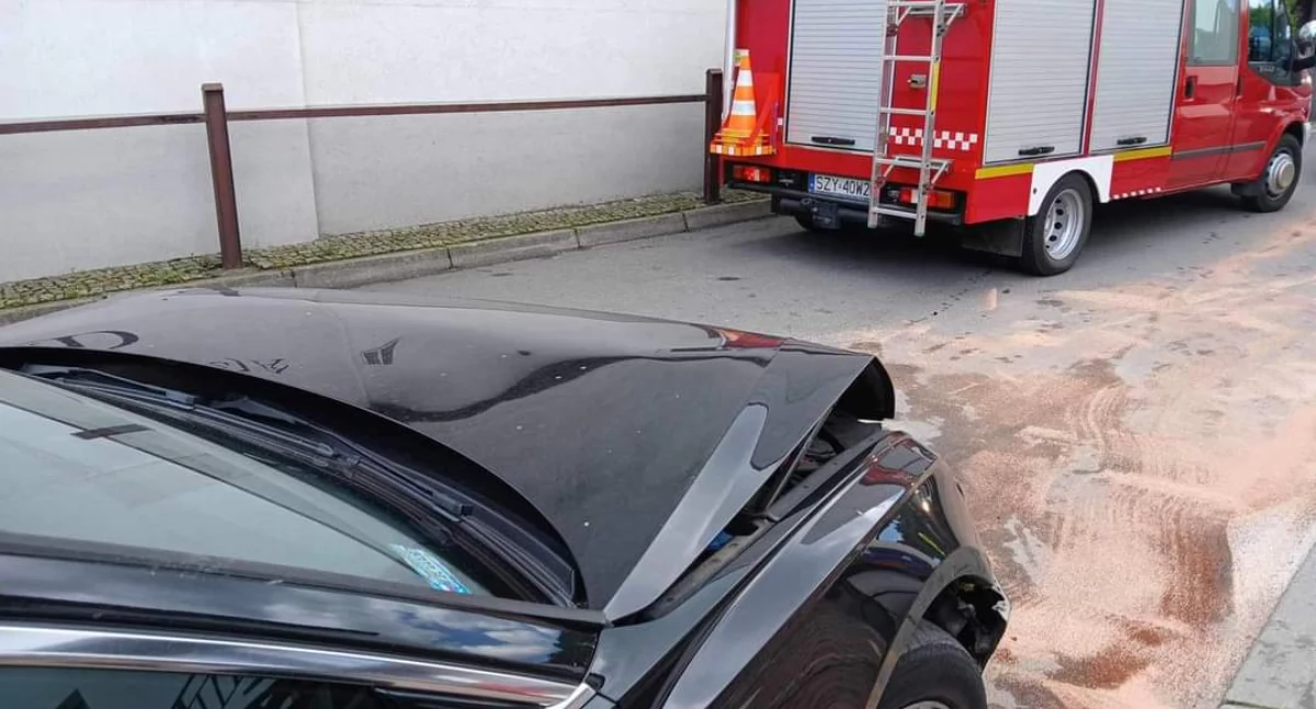 Wypadki drogowe , Kolizja dwóch samochodów centrum Milówki szybka interwencja - zdjęcie, fotografia