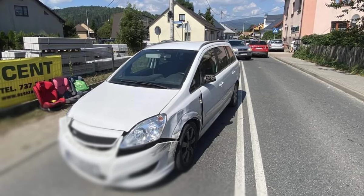 Wypadki drogowe , Kolizja Trzech Samochodów Milówce Interwencja służb ratowniczych - zdjęcie, fotografia