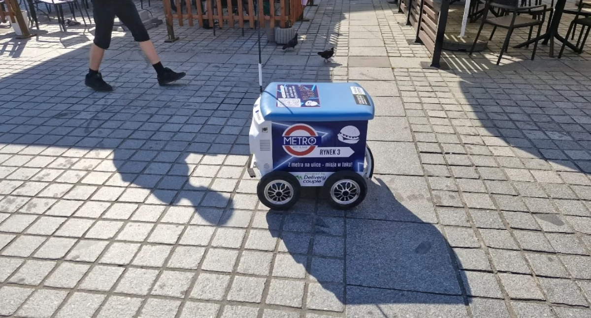 Nasze sprawy, Autonomiczny robot dostarcza jedzenie restauracji Żywcu - zdjęcie, fotografia