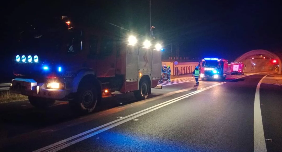 Z remizy, Interwencja służb tunelu „Emilia” drodze wyciek substancji ropopochodnej - zdjęcie, fotografia