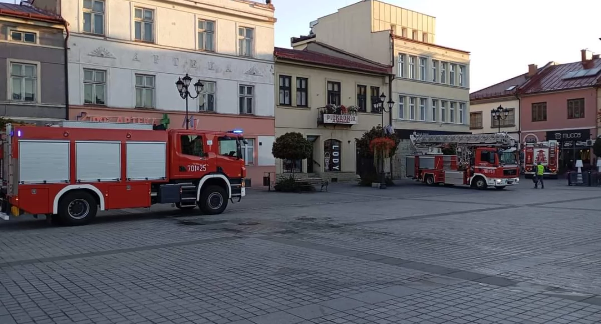 Z remizy, Interwencja służb oddziale rynku Żywcu - zdjęcie, fotografia