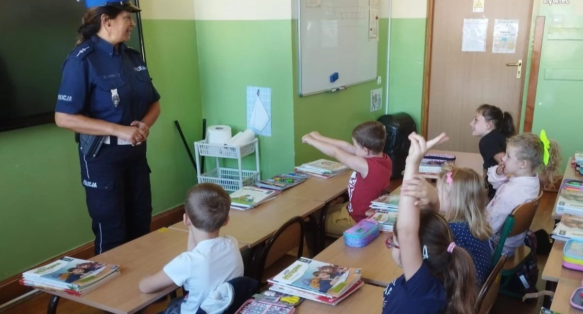 Nasze sprawy, Policjanci uczą pierwszoklasistów zasad bezpieczeństwa - zdjęcie, fotografia