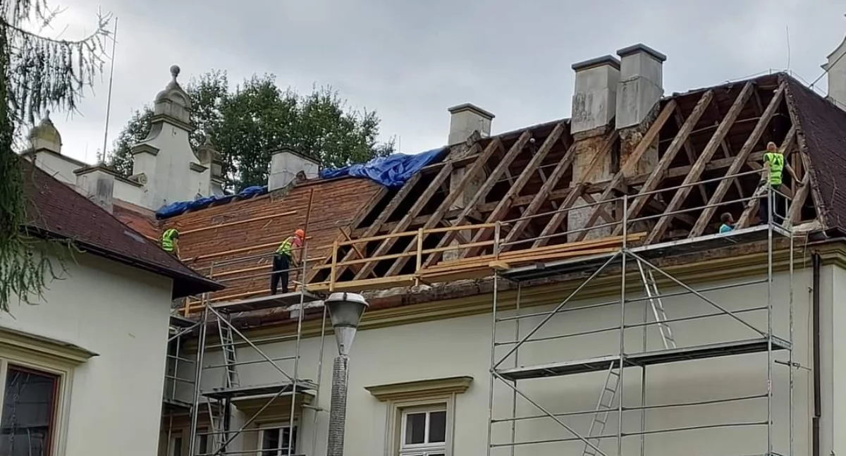 Inwestycje, Renowacja dachu Zakładzie Opiekuńczo Leczniczym Rajczy ponad - zdjęcie, fotografia