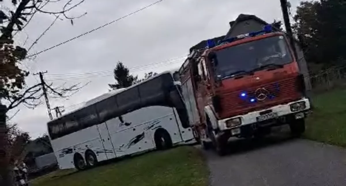 Z remizy, Nietypowa przygoda tureckiego kierowcy Lalikach zaprowadził prywatne posesje - zdjęcie, fotografia