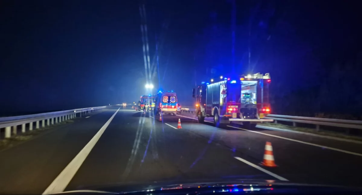 Wypadki drogowe , Wypadek Wieprzu Samochód osobowy uderzył barierki - zdjęcie, fotografia