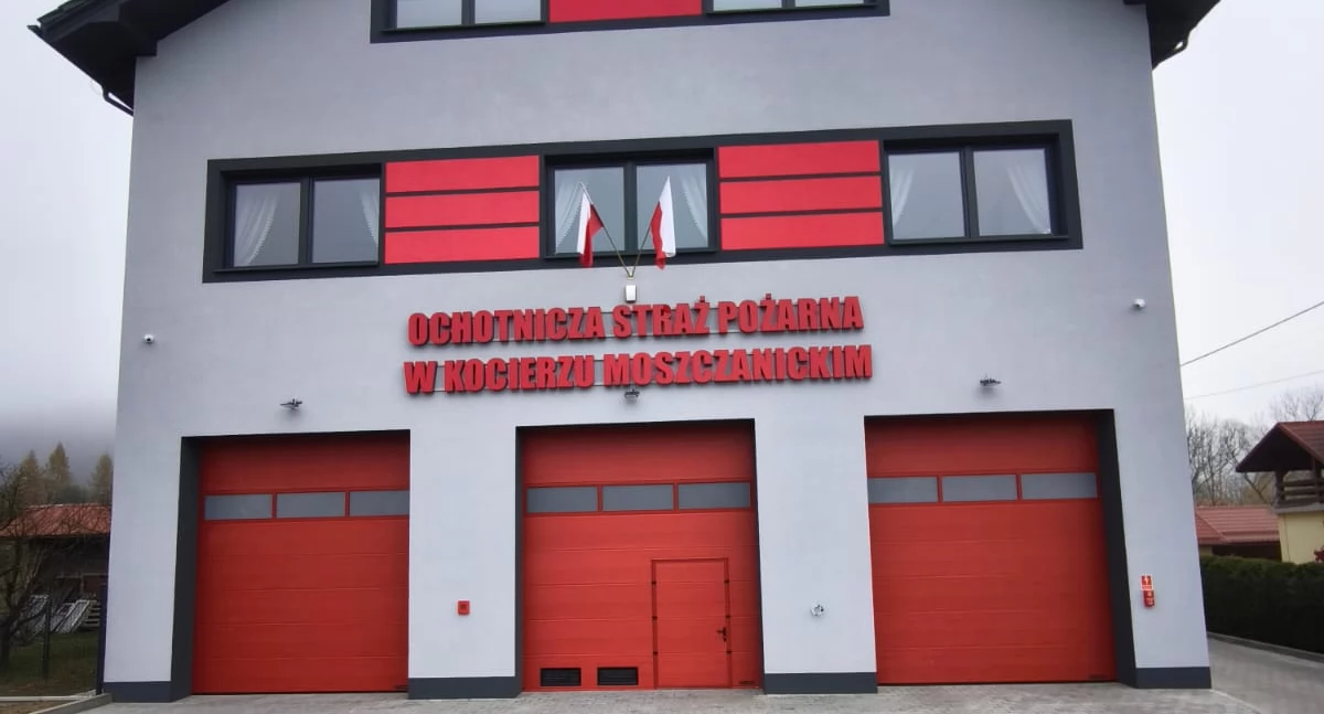 Z remizy, Remiza Strażacka Kocierzu Moszczanickim Symbol Wspólnoty Zaangażowania - zdjęcie, fotografia