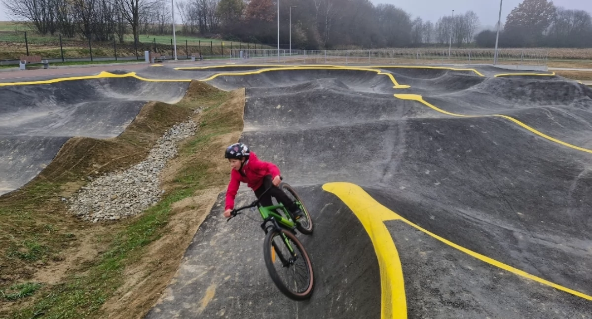 Inwestycje, Pumptrack Łodygowicach otwarty mieszkańców! - zdjęcie, fotografia