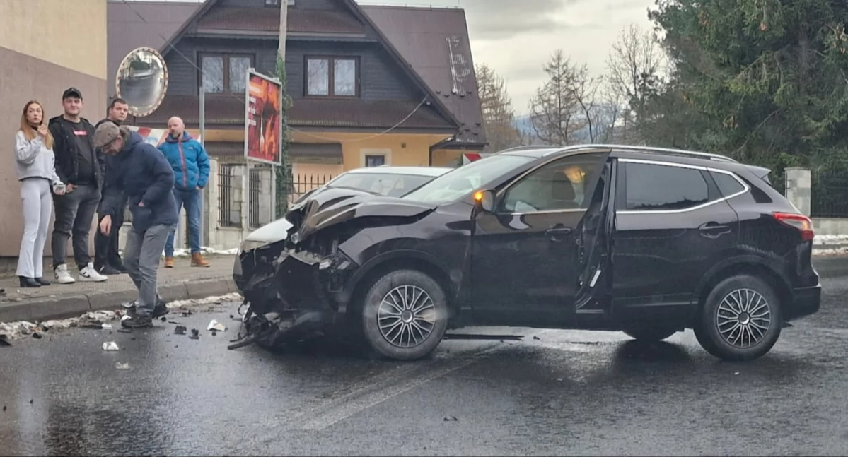 Wypadki drogowe , Wypadek zakręcie koło kościoła Jeleśni możliwe utrudnienia - zdjęcie, fotografia