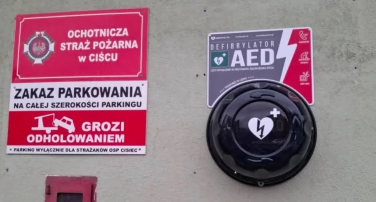 Z remizy, Defibrylator remizie Cisiec ratunek zasięgu ręki - zdjęcie, fotografia