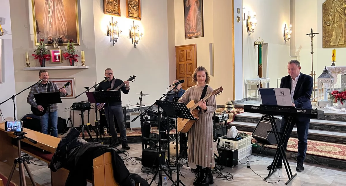 Nasze sprawy, Wspólne kolędowanie zespołem Replay Łękawicy - zdjęcie, fotografia