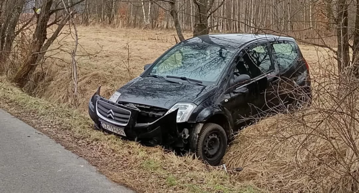 Wypadki drogowe , Rozbity Citroën rowie ulicy Orawiany Gilowicach - zdjęcie, fotografia