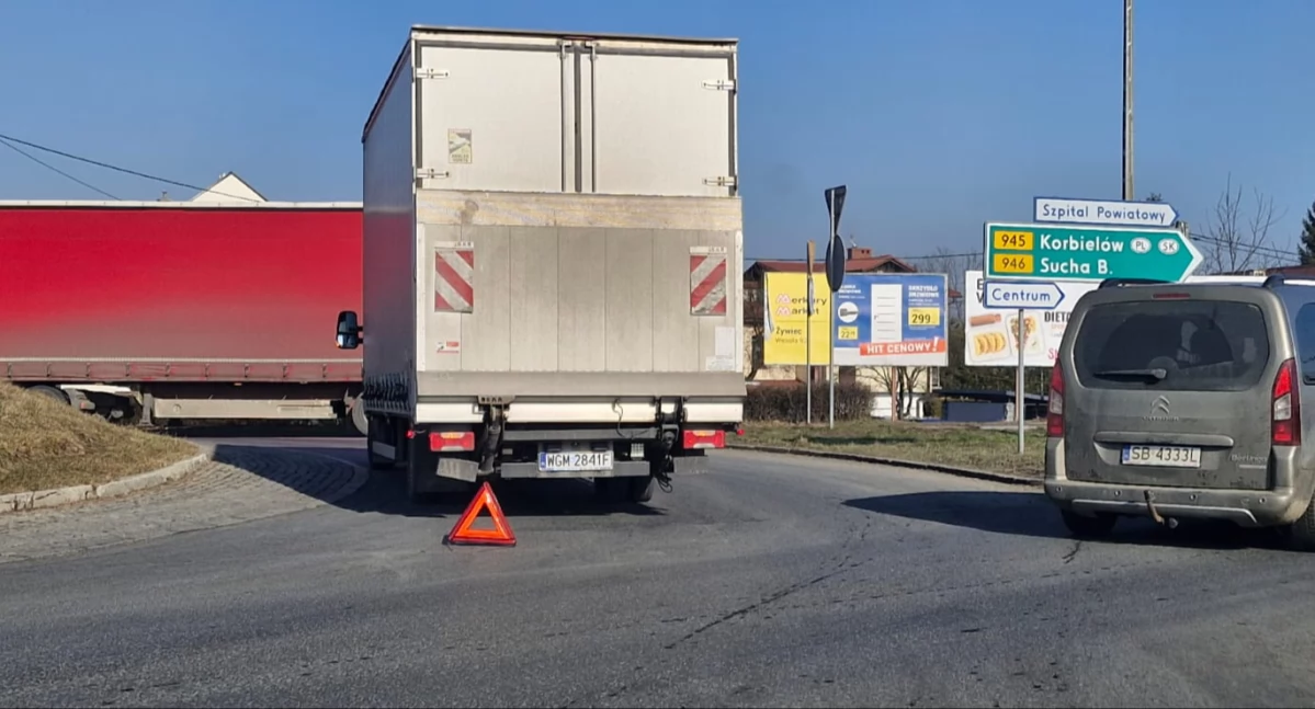 Drogi i Transport, Zepsuty blokuje rondo koło McDonalds powodując ogromne korki - zdjęcie, fotografia