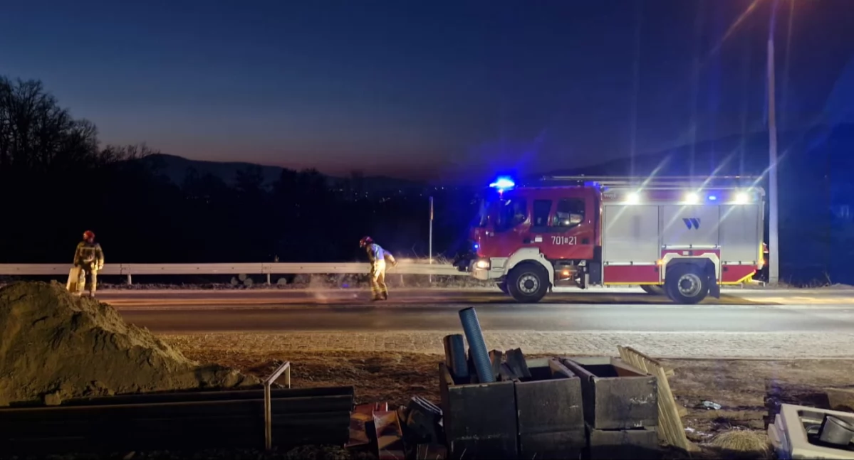 Drogi i Transport, Utrudnienia Krakowskiej kierunku Żywca wyciek płynu zepsuta ciężarówka - zdjęcie, fotografia