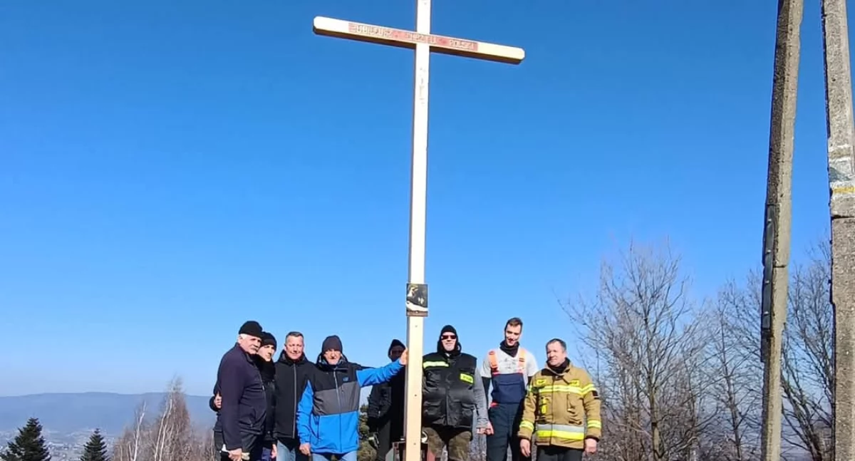 Nasze sprawy, Odsłonięcie widoku Grojca strażacy mieszkańcy wspólnie turystów - zdjęcie, fotografia