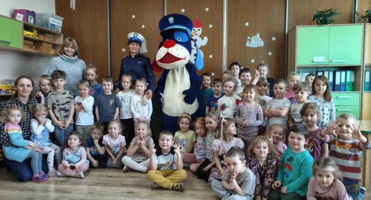 Nasze sprawy, Policjanci odwiedzili przedszkolaków „Zaczarowanego Lasu” uczyli zasad bezpieczeństwa - zdjęcie, fotografia