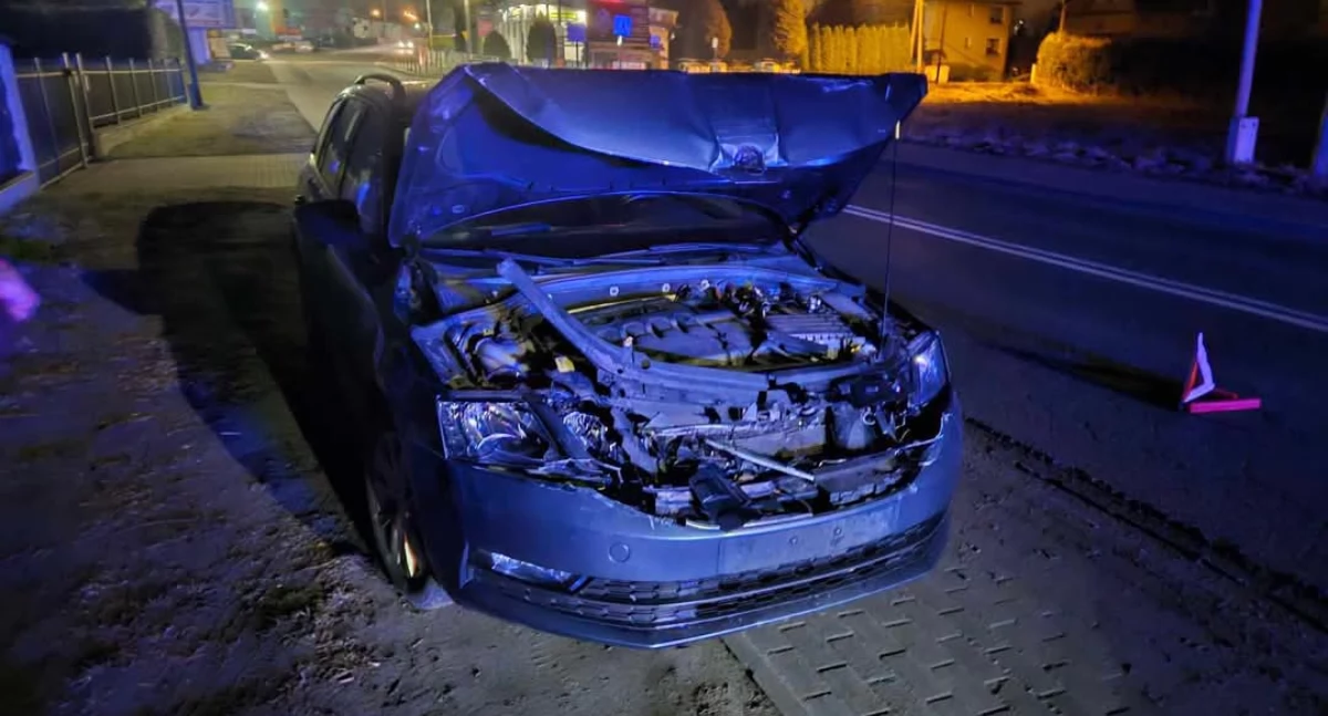 Wypadki drogowe , Kolizja autobusu samochodem osobowym ucierpiał - zdjęcie, fotografia