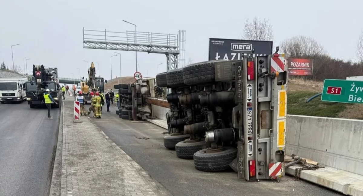 Wypadki drogowe , Wypadek rondzie Przybędzy przewrócona ciężarówka powoduje utrudnienia - zdjęcie, fotografia
