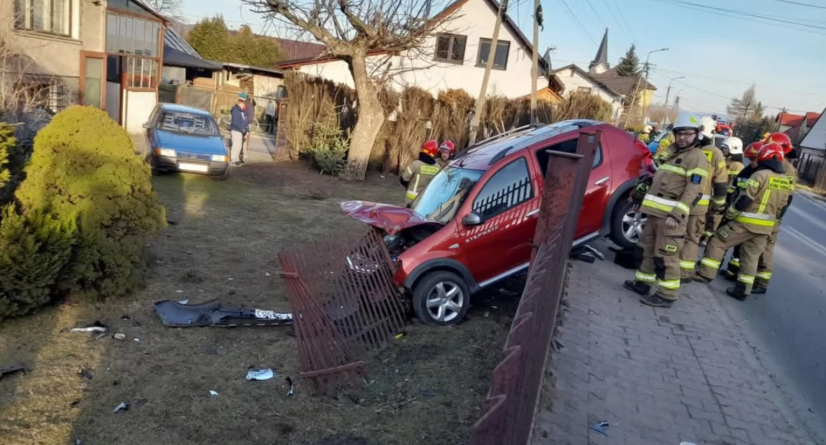 Wypadki drogowe , Samochód wypadł drogi staranował ogrodzenie Beskidzkiej - zdjęcie, fotografia
