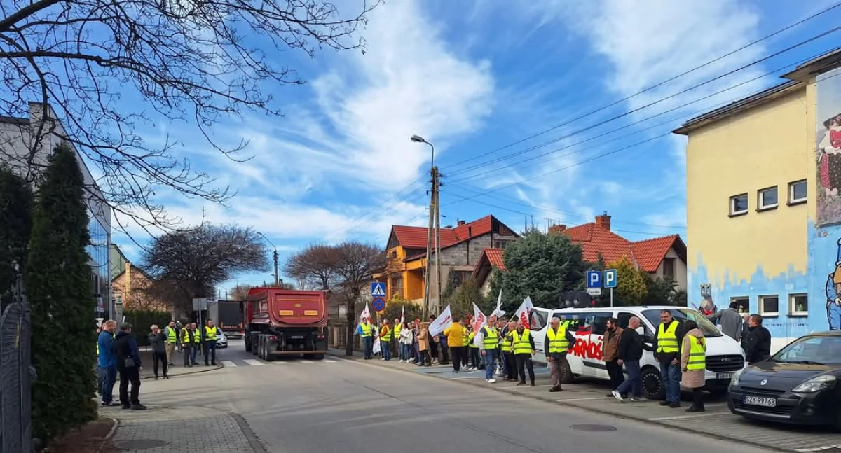 Nasze sprawy, Protest pracowników Hutchinson Żywcu „Solidarność” walczy podwyżki - zdjęcie, fotografia