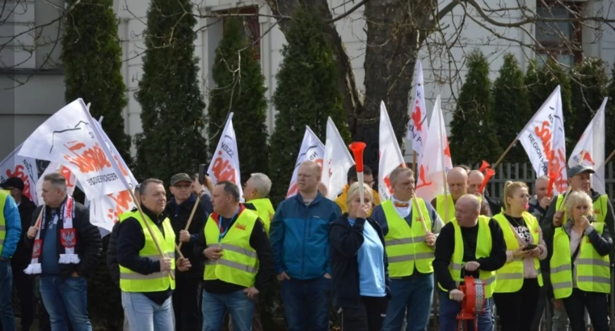 Nasze sprawy, Protest przed Hutchinsonem Żywcu pracownicy domagają podwyżek - zdjęcie, fotografia