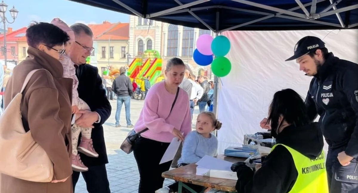 Nasze sprawy, Policja Żywca wspiera Maję funkcjonariusze aktywnie zaangażowani charytatywną imprezę - zdjęcie, fotografia