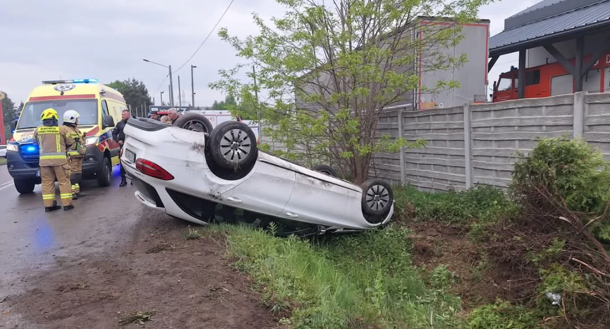 Wypadki drogowe , Wypadek koło stacji paliw Mercedes wpadł - zdjęcie, fotografia