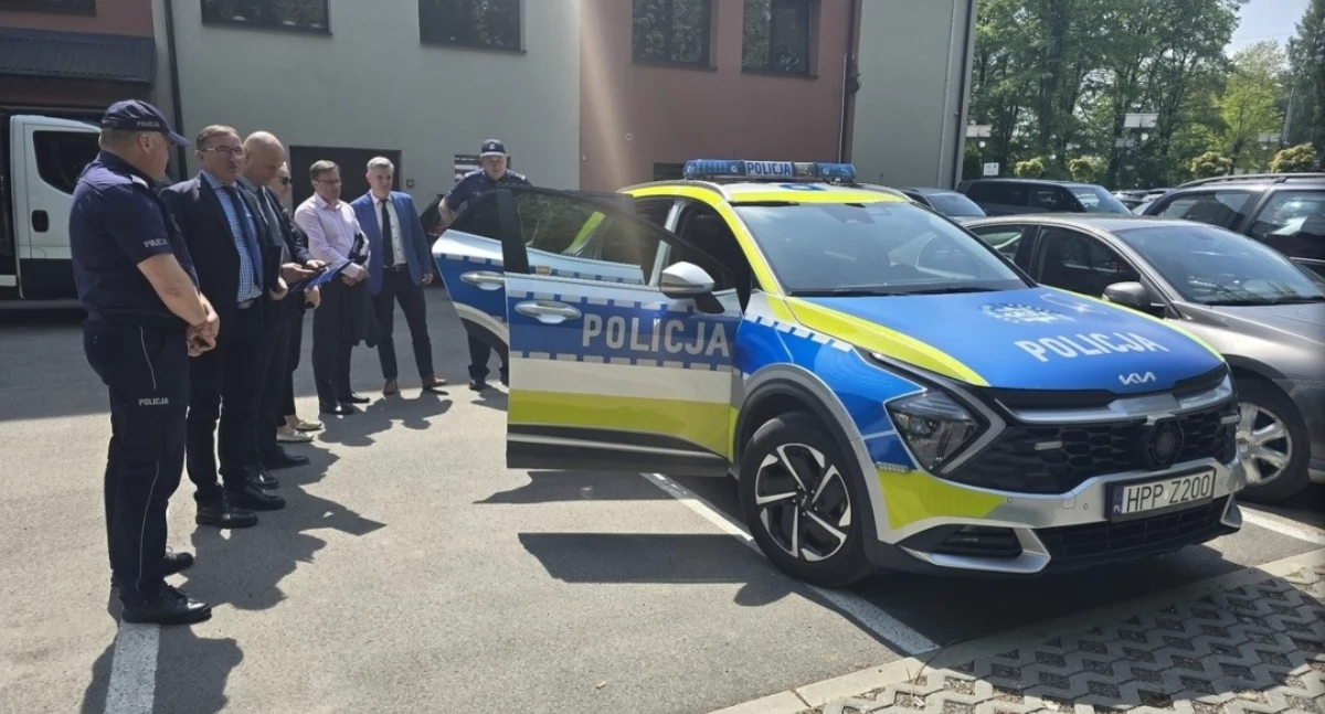 Nasze sprawy, radiowóz policjantów Węgierskiej Górki - zdjęcie, fotografia