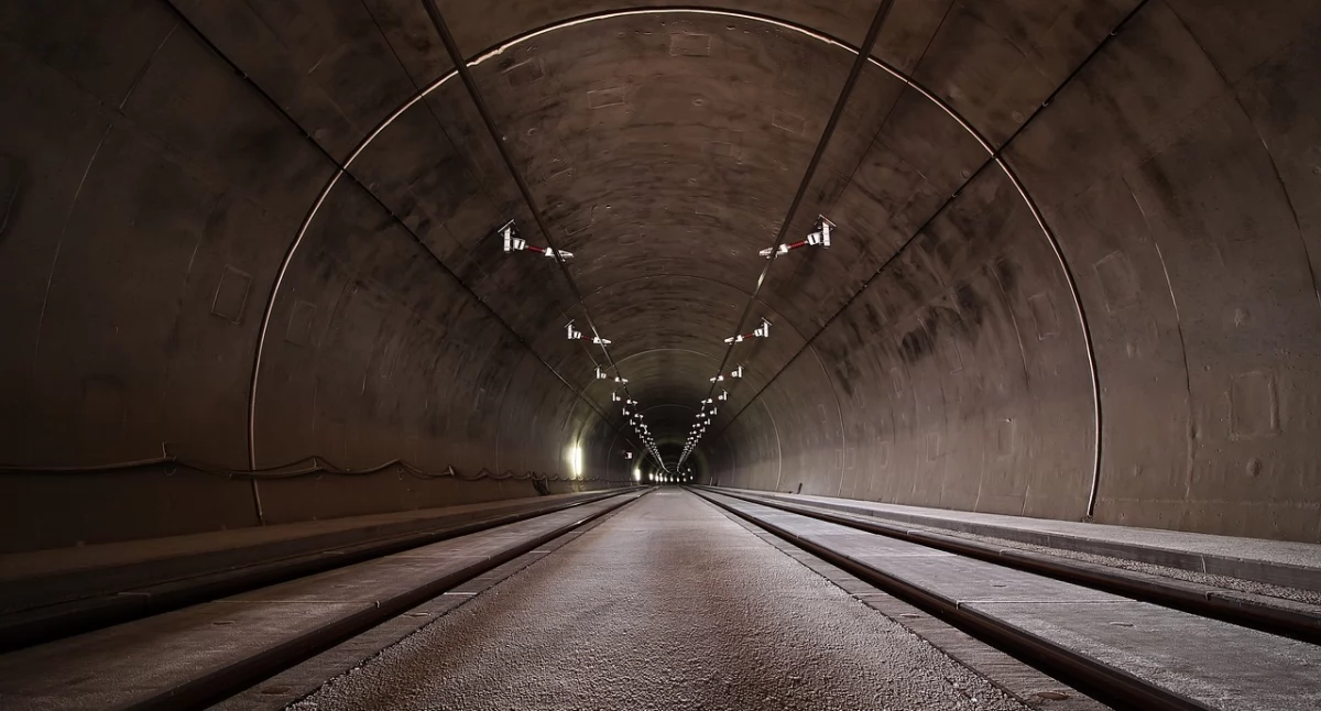 Drogi i Transport, Tunel Emilia ponownie otwarty kierowców - zdjęcie, fotografia