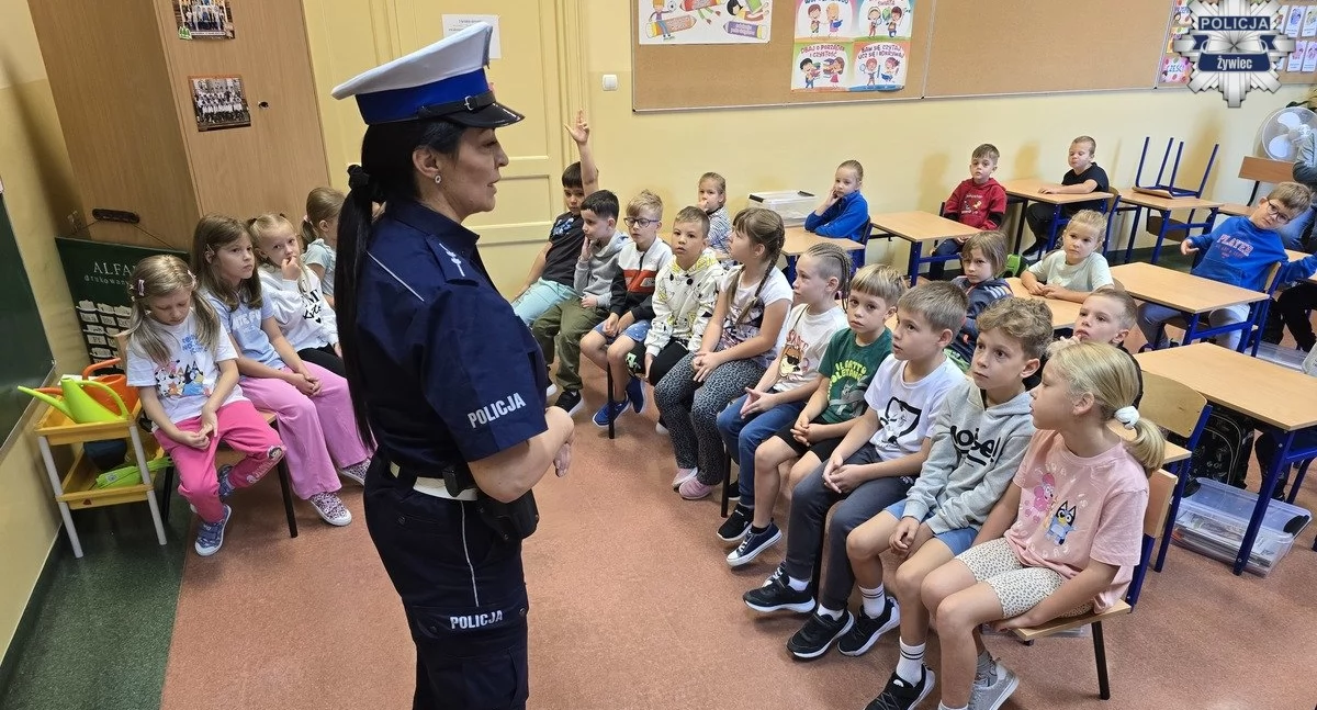 Nasze sprawy, Bezpieczna droga szkoły żywieckimi policjantami - zdjęcie, fotografia