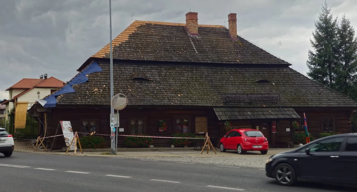 Nasze sprawy, Stara Karczma Jeleśni przechodzi remont dachu zabytek odzyskuje dawny blask - zdjęcie, fotografia