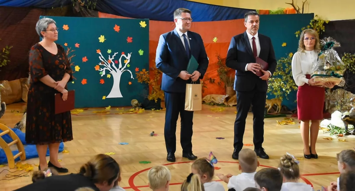 Ze szkolnej ławy, Nowoczesna pracownia przyrodnicza Szkole Podstawowej Brzechwy Nieledwi - zdjęcie, fotografia