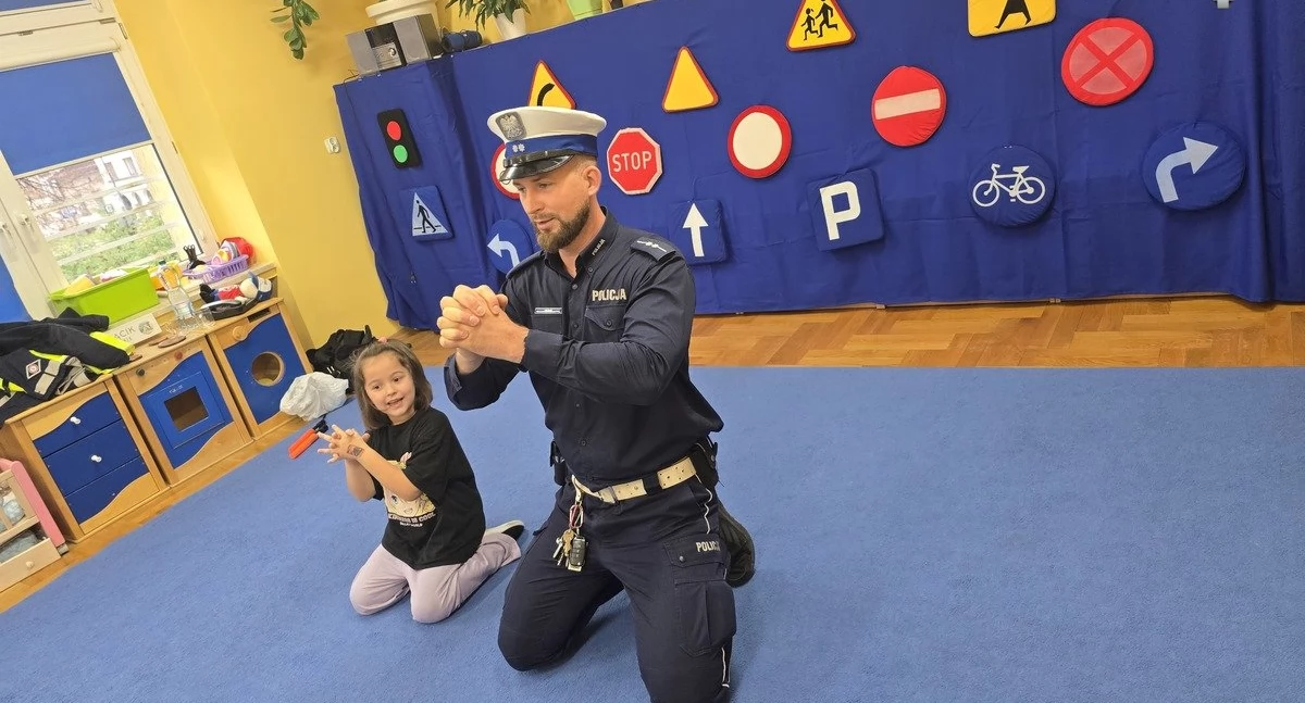 Nasze sprawy, Żywieccy policjanci uczą najmłodszych bezpiecznym drodze - zdjęcie, fotografia