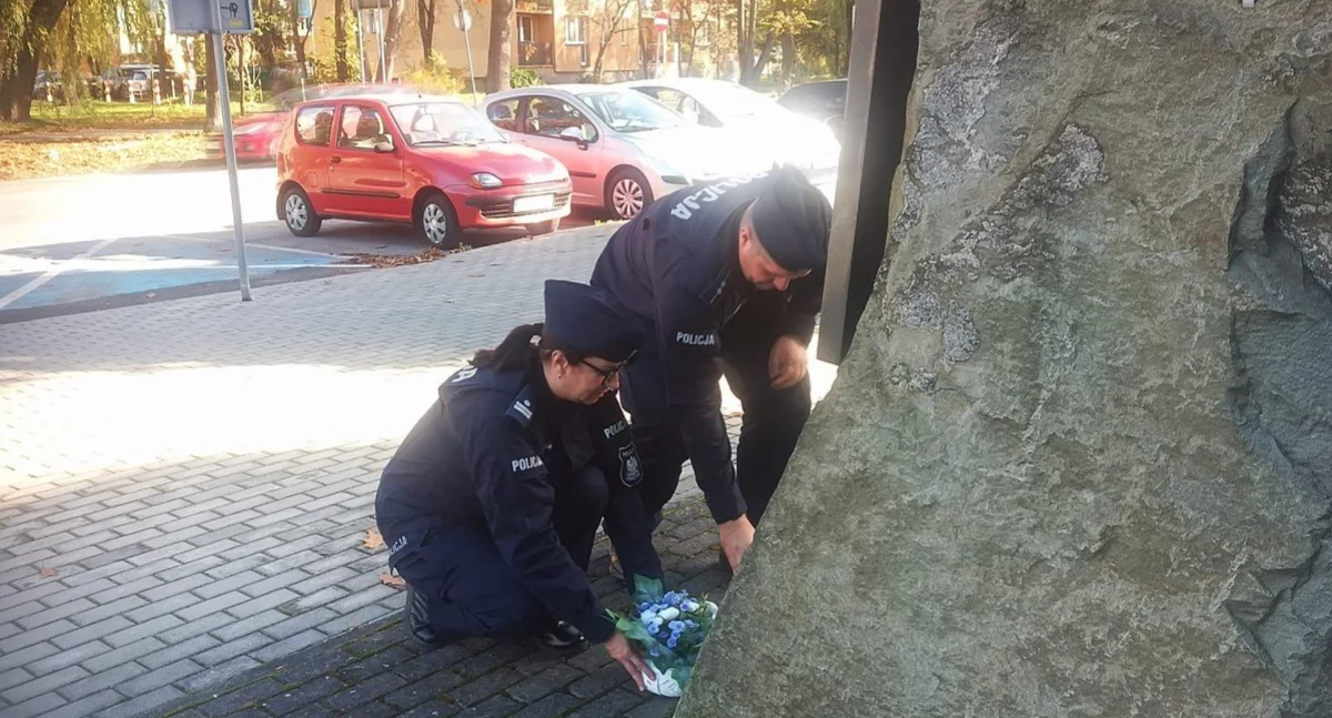 Nasze sprawy, Policjanci Żywca oddali hołd poległym funkcjonariuszom - zdjęcie, fotografia