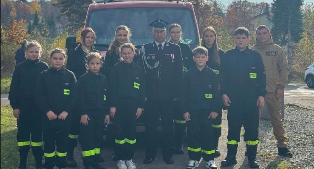Nasze sprawy, Pamięć szacunek młodzież Żywiec Oczków uczciła zmarłych - zdjęcie, fotografia
