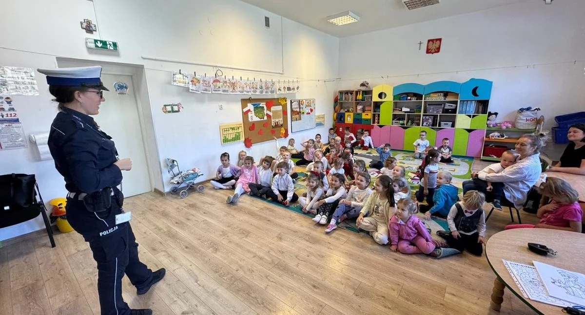 Nasze sprawy, Policjanci Żywca uczą najmłodszych bezpiecznym drodze - zdjęcie, fotografia