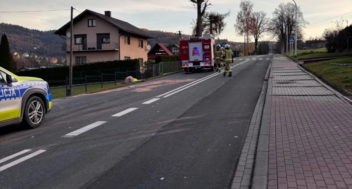 Wypadki drogowe , Zdarzenie drogowe Łękawicy poranna interwencja służb - zdjęcie, fotografia