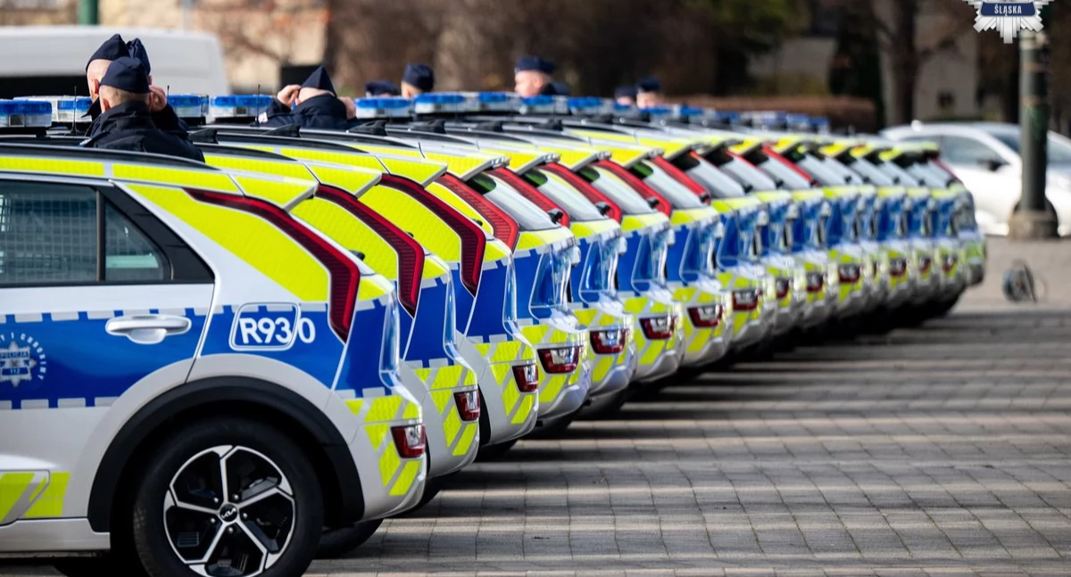 Nasze sprawy, hybrydowe radiowozy śląskiej Policji Bielską flotę zasiliło osiem pojazdów - zdjęcie, fotografia
