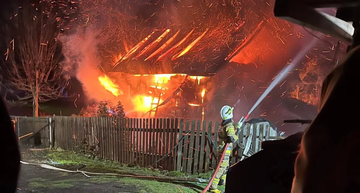 Pożar budynku gospodarczego w Rycerce Dolnej – nocna akcja służb