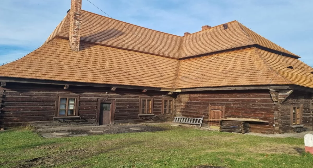 Stara Karczma w Jeleśni odzyskuje blask – choć na razie tylko w połowie