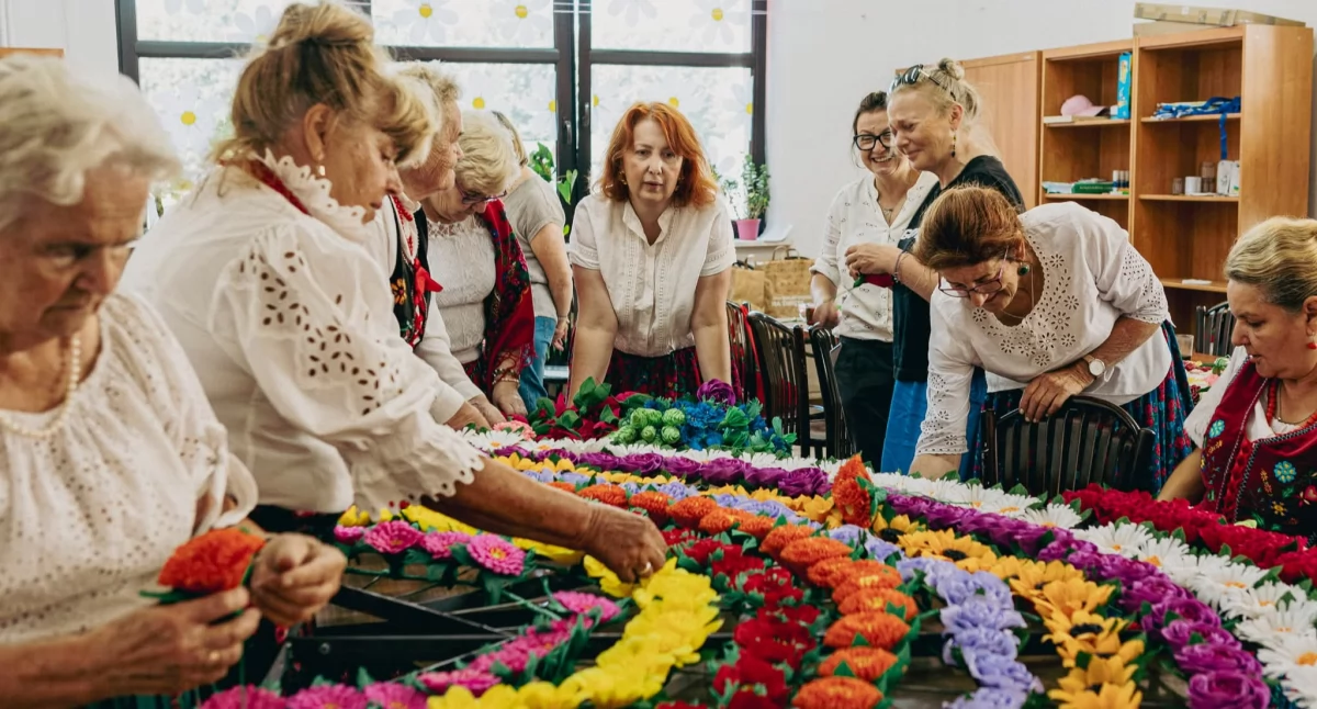 Mistrzynie bibułkowego rzemiosła tworzą wieniec dla TKB