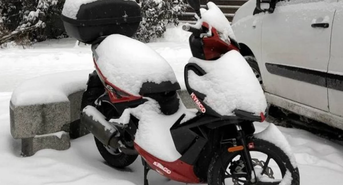 Nasze sprawy, Motorowerzysta zakazem prowadzenia zatrzymany zimowych warunkach - zdjęcie, fotografia