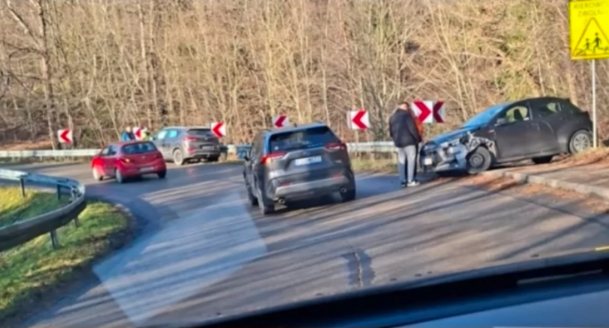 Wypadki drogowe , Groźna kolizja ulicy Beskidzkiej sparaliżowany granicy Zarzecza Tresnej - zdjęcie, fotografia