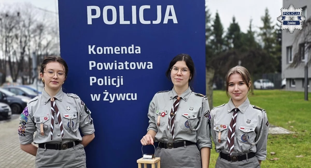 Nasze sprawy, Betlejemskie Światło Pokoju żywieckiej Policji - zdjęcie, fotografia