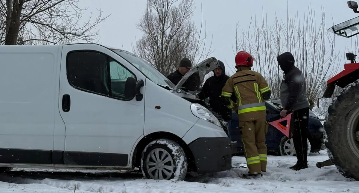 Wypadki drogowe , Zderzenie samochodu osobowego Rychwałdzie - zdjęcie, fotografia