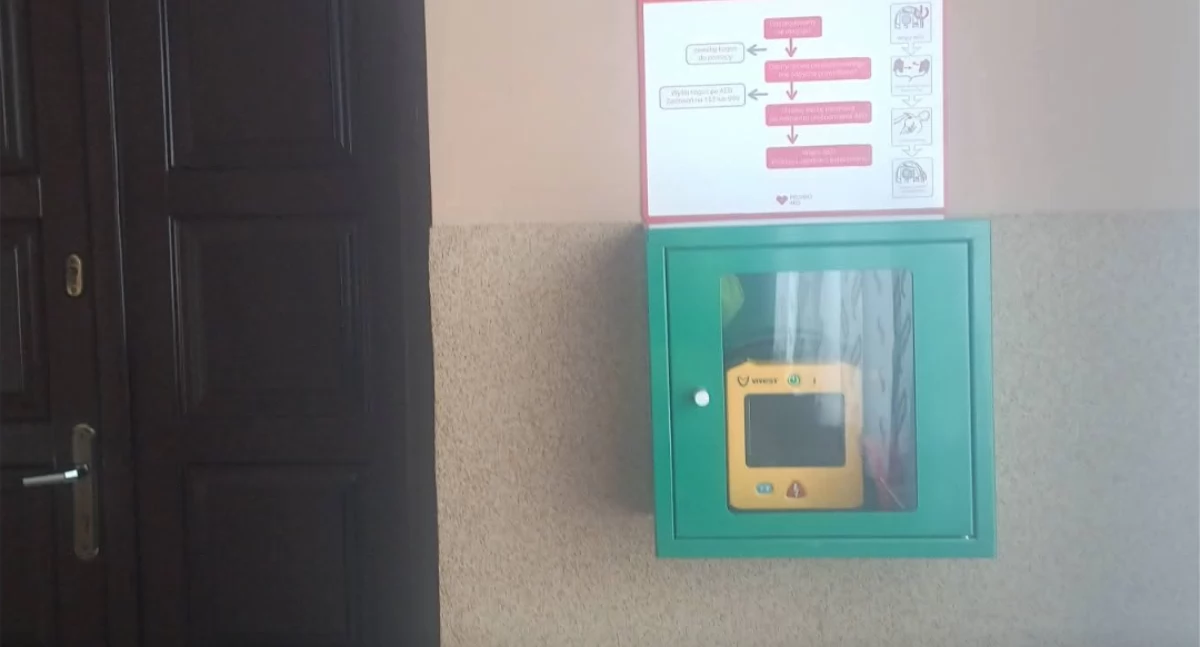 Z remizy, defibrylator remizie Oczków - zdjęcie, fotografia