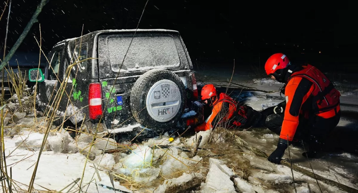 Z remizy, lodzie pękł groźne zdarzenie Jeziorze Żywieckim - zdjęcie, fotografia