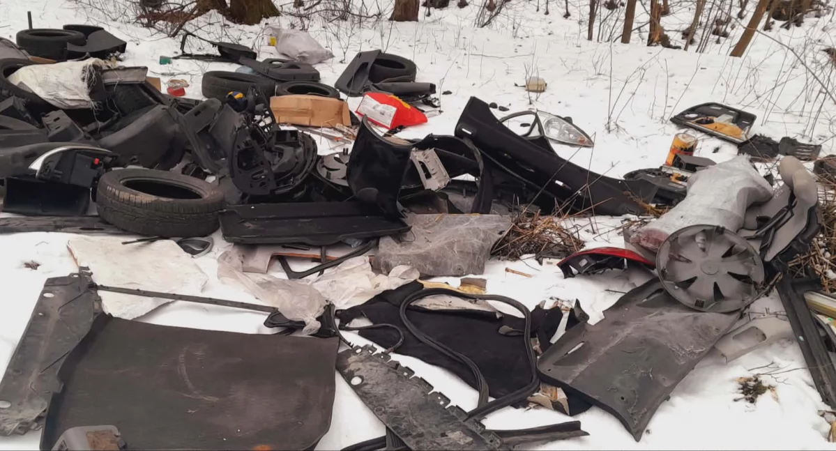 Nasze sprawy, Nielegalne wysypisko śmieci cześci samochodów drodze kapliczki stawami - zdjęcie, fotografia