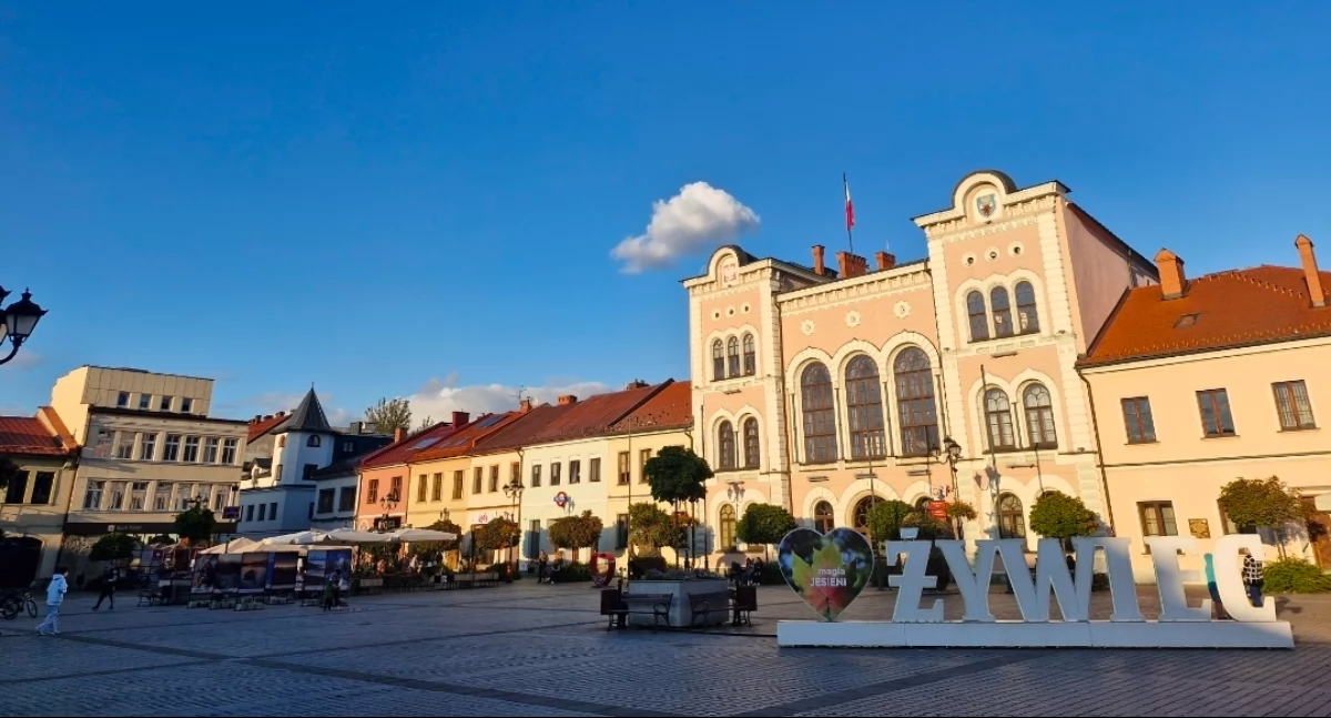 Nasze sprawy, Uroczysty polonez maturzystów żywieckim Rynku - zdjęcie, fotografia